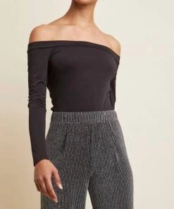 Wholesale 🧨 Krisa 👩 women Off Shoulder Top in Black 🥰